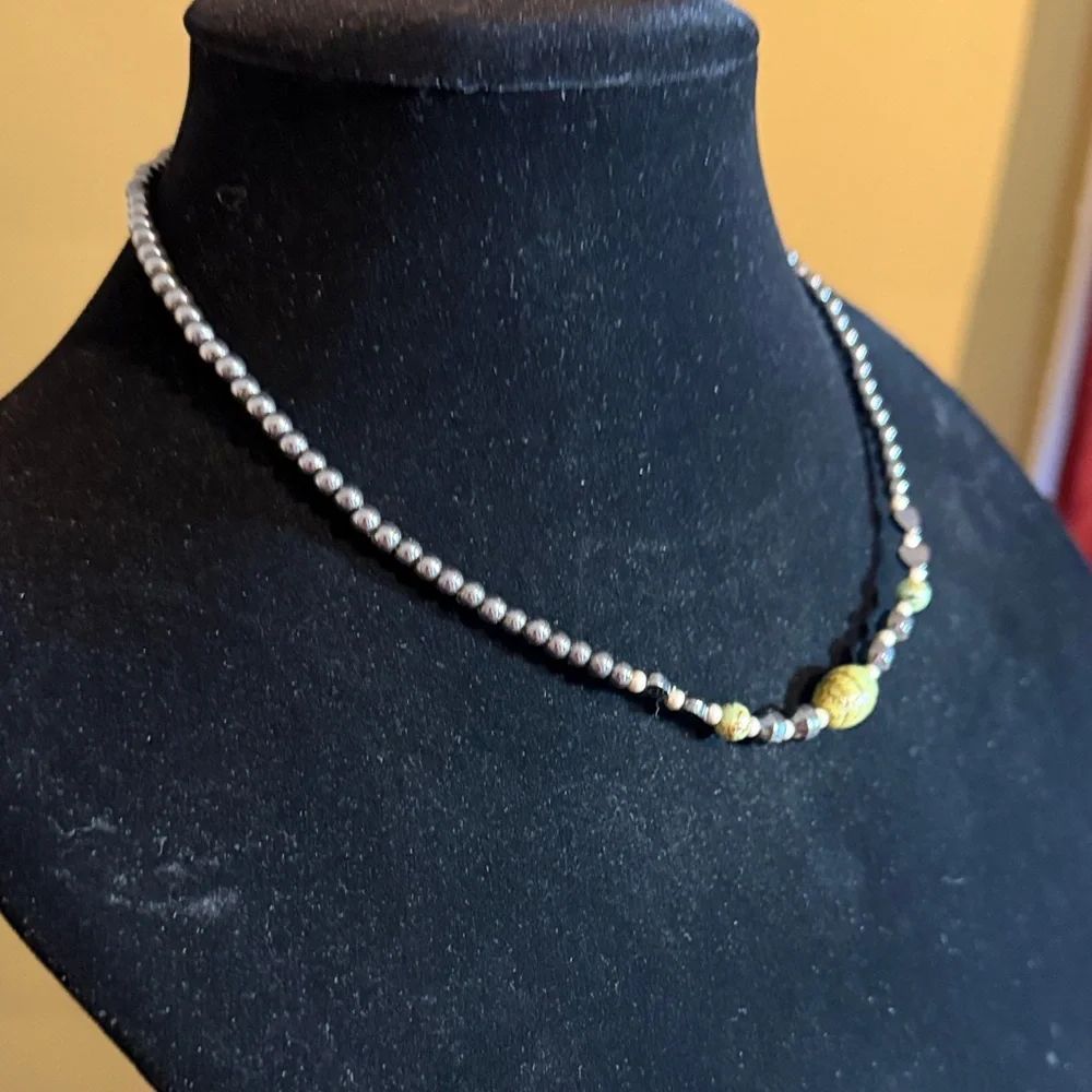 Vintage Black and Green Stone Beaded Choker Necklace 18